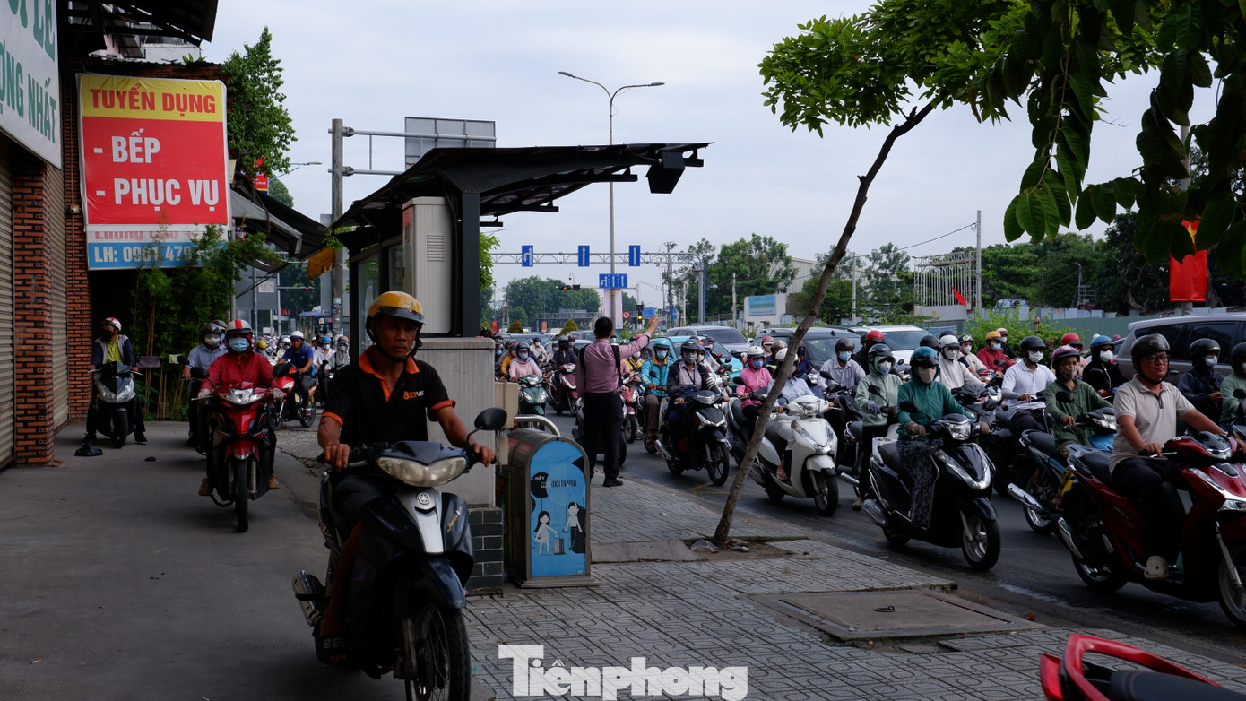 Lưu lượng phương tiện đông đúc, một số người điều khiển xe di chuyển trên vỉa hè đường Cộng Hòa (quận Tân Bình).