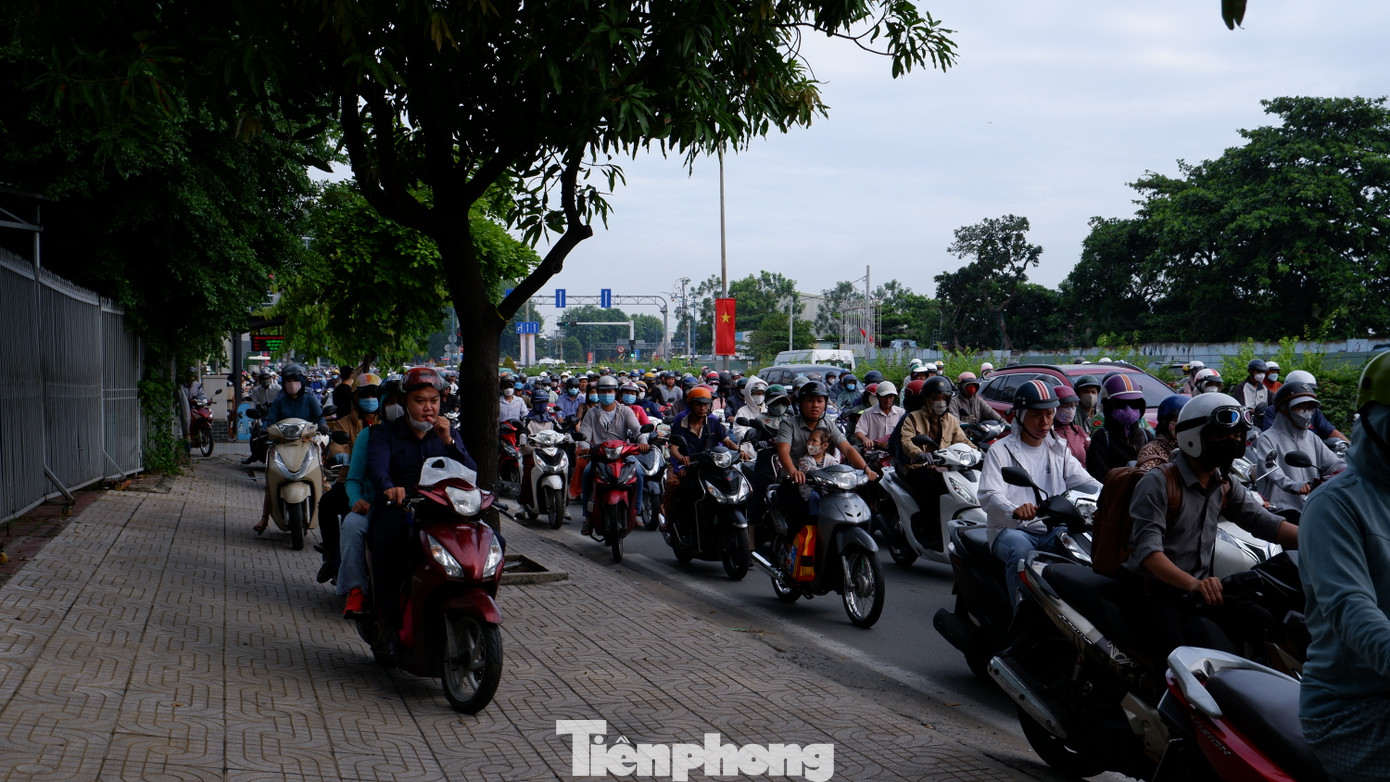 Lưu lượng phương tiện đông đúc, một số người điều khiển xe di chuyển trên vỉa hè đường Cộng Hòa (quận Tân Bình).