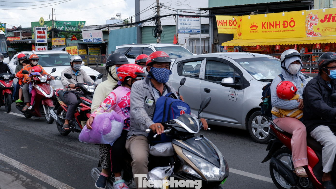 Anh Nguyễn Nhựt Trường (36 tuổi) chia sẻ, anh cùng vợ và con gái từ Bến Tre trở lại TPHCM sau kỳ nghỉ. Gia đình anh khởi hành bằng xe máy lúc 7 giờ sáng. Đến khoảng 11 giờ là đến cửa ngõ vào TPHCM. “Bình thường tôi chỉ mất khoảng 3 giờ đi xe từ quê lên đến TPHCM. Nhưng hôm nay, phần thì xe đông, phần thì trời lúc nắng, lúc mưa rào nhẹ nên chúng tôi phải dừng chân nhiều lần để nghỉ ngơi nên tốn nhiều thời gian hơn bình thường&quot; - anh Nhựt Trường kể.