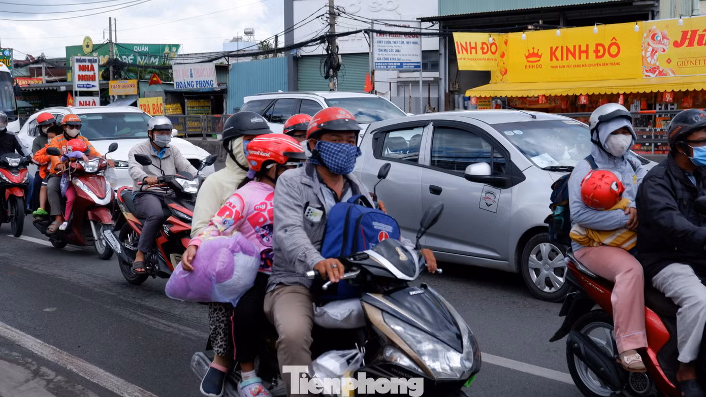 Anh Nguyễn Nhựt Trường (36 tuổi) chia sẻ, anh cùng vợ và con gái từ Bến Tre trở lại TPHCM sau kỳ nghỉ. Gia đình anh khởi hành bằng xe máy lúc 7 giờ sáng. Đến khoảng 11 giờ là đến cửa ngõ vào TPHCM. “Bình thường tôi chỉ mất khoảng 3 giờ đi xe từ quê lên đến TPHCM. Nhưng hôm nay, phần thì xe đông, phần thì trời lúc nắng, lúc mưa rào nhẹ nên chúng tôi phải dừng chân nhiều lần để nghỉ ngơi nên tốn nhiều thời gian hơn bình thường" - anh Nhựt Trường kể.