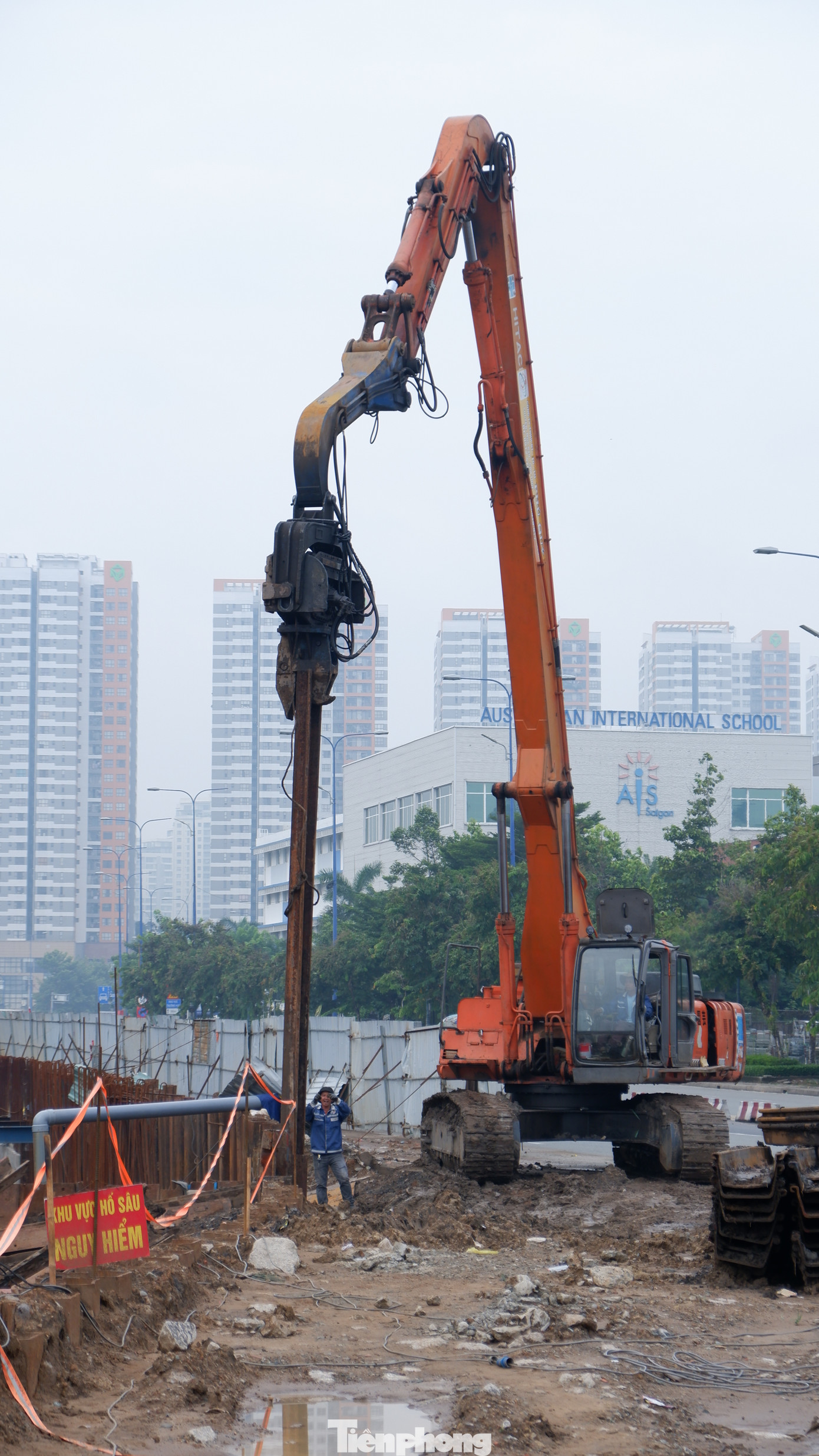 Tại khu vực thi công gói thầu XL06: xây dựng hầm chui HC1-02 đoạn phía bên đường Mai Chí Thọ nối vào cao tốc TPHCM – Long Thành – Dầu Giây, không khí làm việc hết sức tất bật.