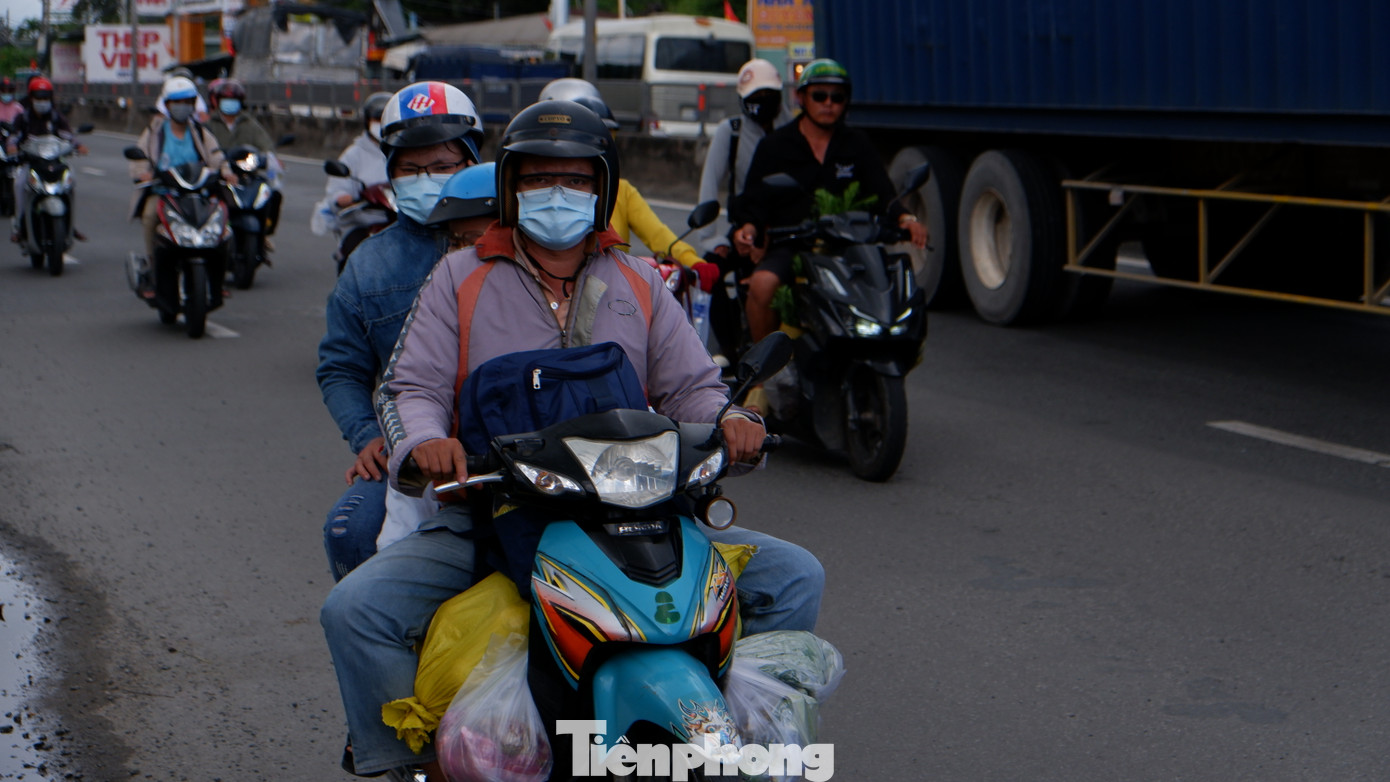 Người dân lỉnh kỉnh hành lý với đủ thứ đồ đạc, vật dụng quay lại TPHCM sau kỳ nghỉ.