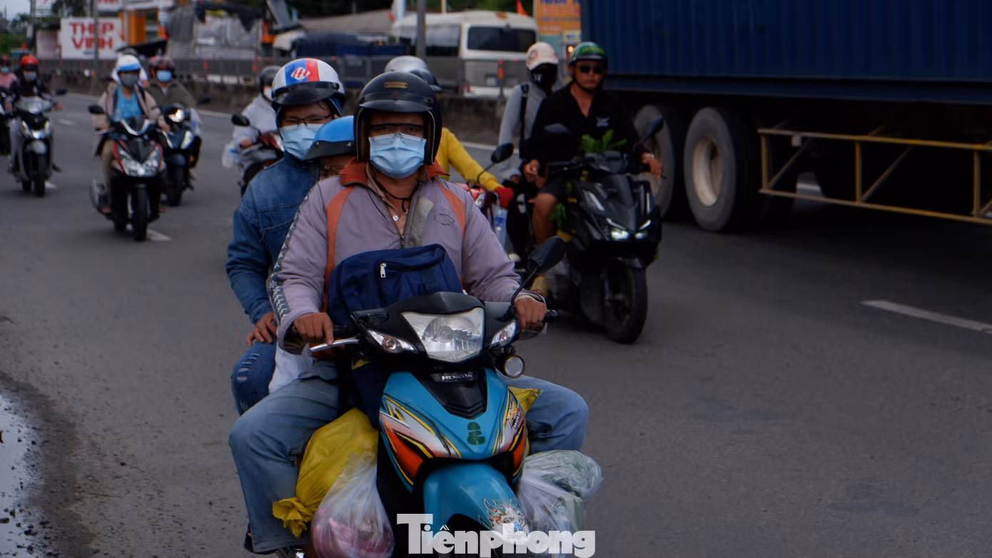 Người dân lỉnh kỉnh hành lý với đủ thứ đồ đạc, vật dụng quay lại TPHCM sau kỳ nghỉ.