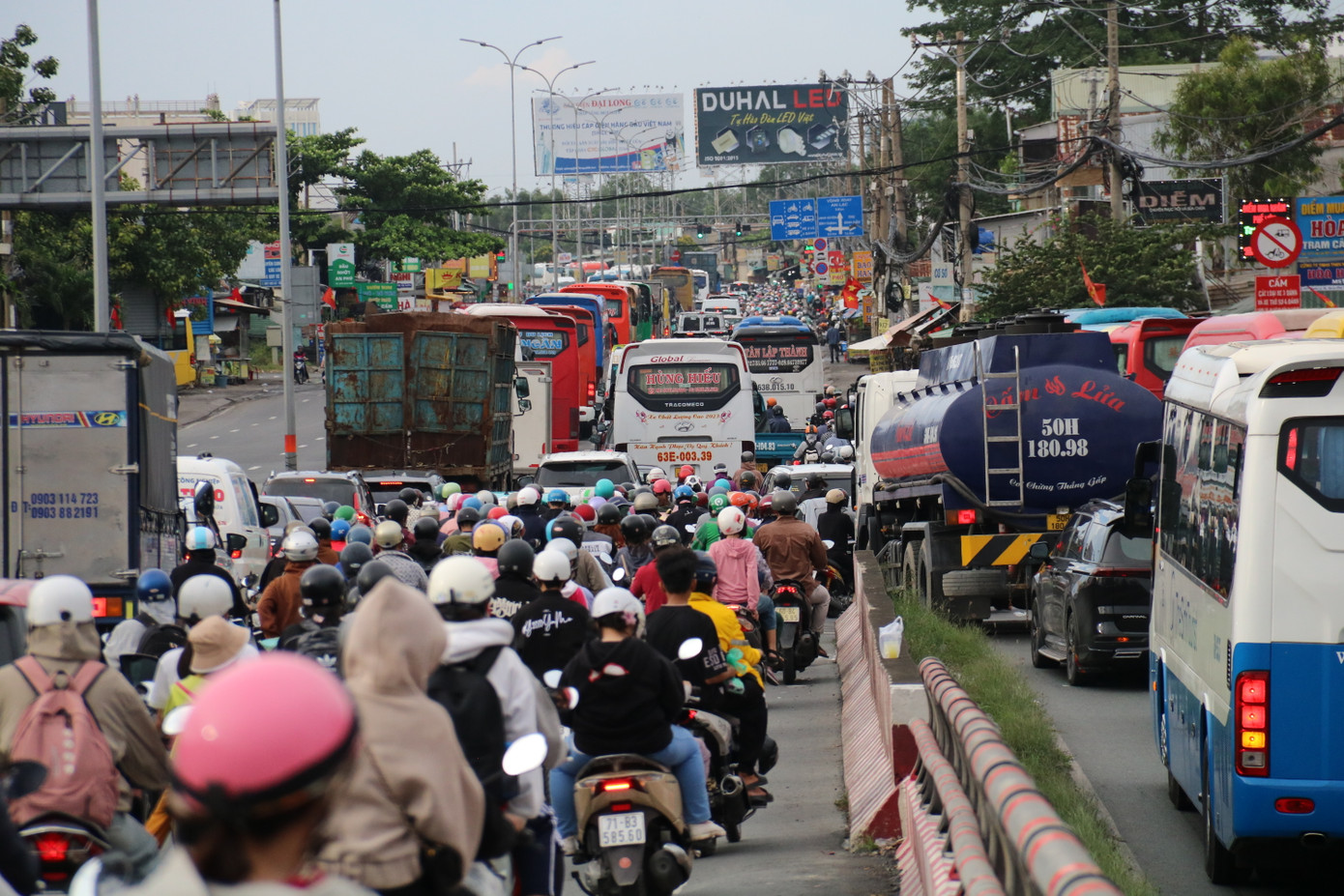 Quốc lộ 1 (từ cầu vượt nút giao Bình Thuận đến đầu khu vực An Lạc) ken cứng người và phương tiện.