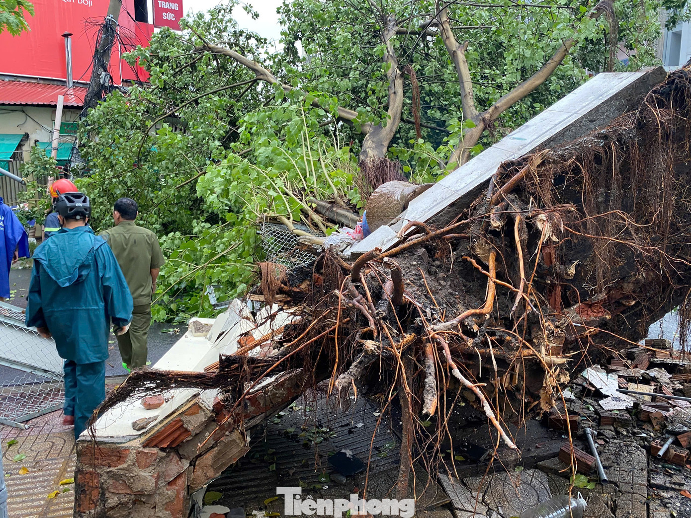 Đến 17 giờ chiều cùng ngày, lực lượng chức năng vẫn đang tích cực dọn dẹp hiện trường để giải tỏa giao thông qua khu vực.