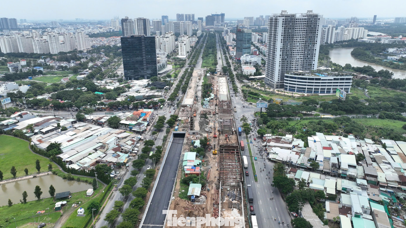 Dự án hầm chui nút giao thông Nguyễn Văn Linh - Nguyễn Hữu Thọ do Ban Giao thông TPHCM làm chủ đầu tư. Dự án được khởi công từ tháng 4/2020 với tổng mức đầu tư khoảng 830 tỷ đồng. Khi đưa vào hoạt động, công trình này được kỳ vọng sẽ kéo giảm tình trạng ùn tắc tại khu vực nút giao thông cửa ngõ phía nam TPHCM. Đồng thời, tạo ra sự thông thoáng cho con đường huyết mạch kết nối khu trung tâm TPHCM với huyện Nhà Bè và cảng Hiệp Phước.