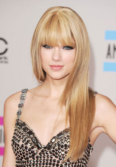 Trong lễ giao giải âm nhạc nước Mỹ, Swift xuất hiện đẹp hiện đại, có phần sắc lạnh với tóc thẳng, mái bằng, và mắt mèo đen