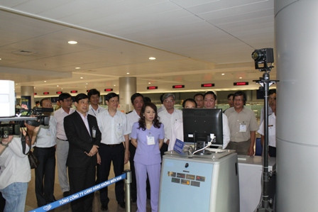 trưởng Nguyễn Thị Kim Tiến cùng đoàn công tác kiểm tra máy đo thân nhiệt tại Cảng hàng không quốc tế Tân Sơn Nhất