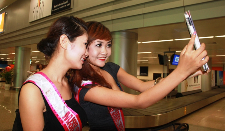 Tranh thủ tạo dáng, chụp ảnh gửi cho người thân trên facebook