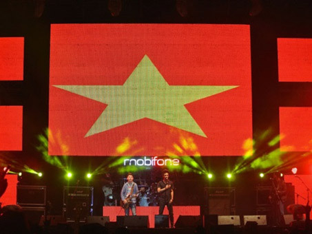 Ngũ Cung – ban nhạc được yêu thích nhất RockStorm 2012 với ca khúc “Gió bấc” tại liveshow MobiFone RockStorm 2013 Hải Phòng