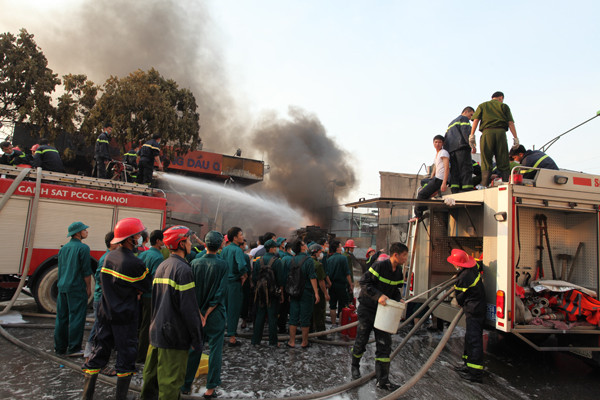 Nhiều bình chữa cháy mini cũng được huy động