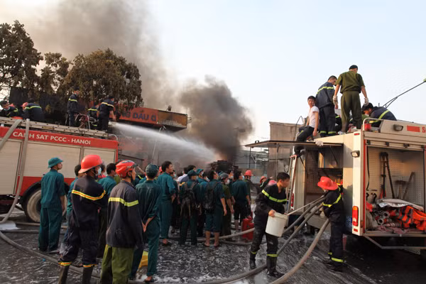 Nhiều bình chữa cháy mini cũng được huy động