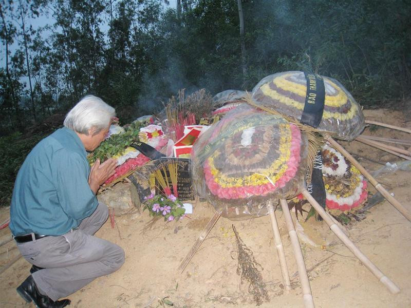 Nhà văn Nguyễn Bắc Sơn bên mộ nhà thơ Hữu Loan