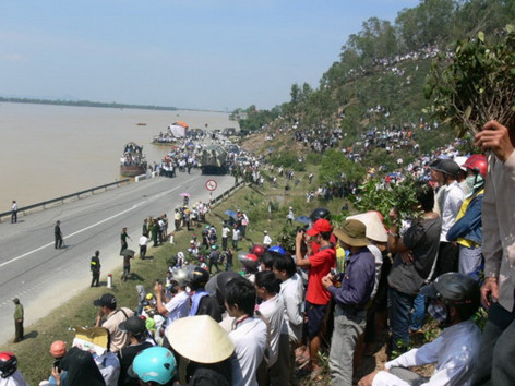 Người dân ken đặc bờ sông Lam trong vụ trôi xe khiến 20 người tử nạn (10/2010). Người dân ken đặc bờ sông Lam trong vụ trôi xe khiến 20 người tử nạn (10/2010)