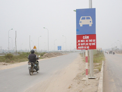 Xe máy vẫn “vô tư” vượt lên làn cao tốc 