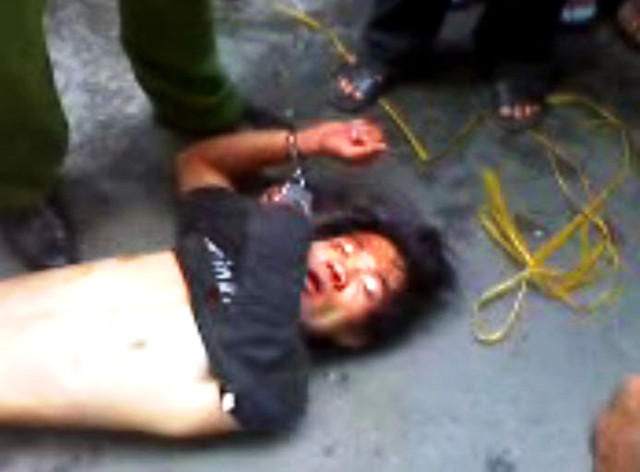 Tên Lập bị người dân khống chế tại hiện trường 