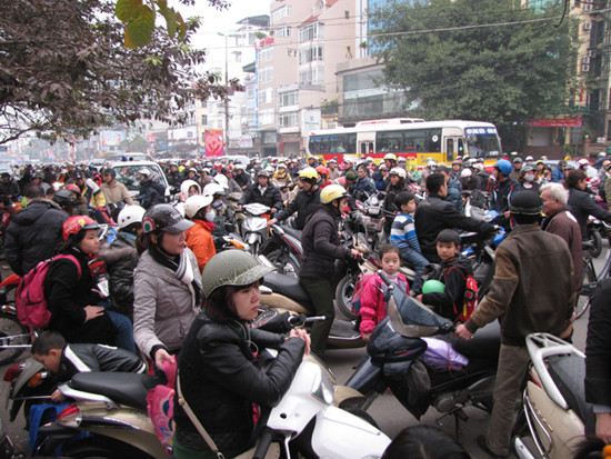 Tắc đường nghiêm trọng ở cổng trường Tiểu học, Trung học cơ sở Tô Hoàng trên đường Đại Cồ Việt ngày đầu tiên thực hiện việc đổi giờ học. Tắc đường nghiêm trọng ở cổng trường Tiểu học, Trung học cơ sở Tô Hoàng trên đường Đại Cồ Việt ngày đầu tiên thực hiện việc đổi giờ học