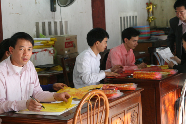 Bàn ghi danh dành cho những người đăng ký xin ấn