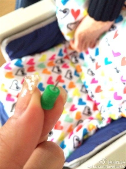 Hình ảnh cây kim vợ chồng Hạo Dân tìm thấy dưới ghế của bé Nhã Nhu. Hình ảnh cây kim vợ chồng Hạo Dân tìm thấy dưới ghế của bé Nhã Nhu