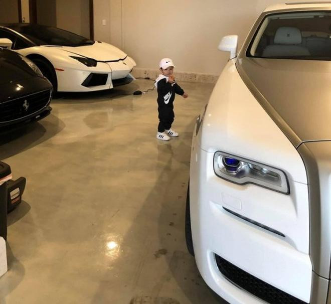 Cậu quý tử nhà Đan Trường bên cạnh bộ sưu tập siêu xe của bố mẹ.