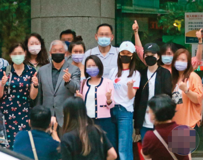 Lâm Tâm Như và Hoắc Kiến Hoa bước ra ngoài sau khi kết thúc lịch trình bận rộn của mình và chụp một bức ảnh tập thể ở cổng trường để làm kỷ niệm. Lâm Tâm Như và Hoắc Kiến Hoa bước ra ngoài sau khi kết thúc lịch trình bận rộn của mình và chụp một bức ảnh tập thể ở cổng trường để làm kỷ niệm.