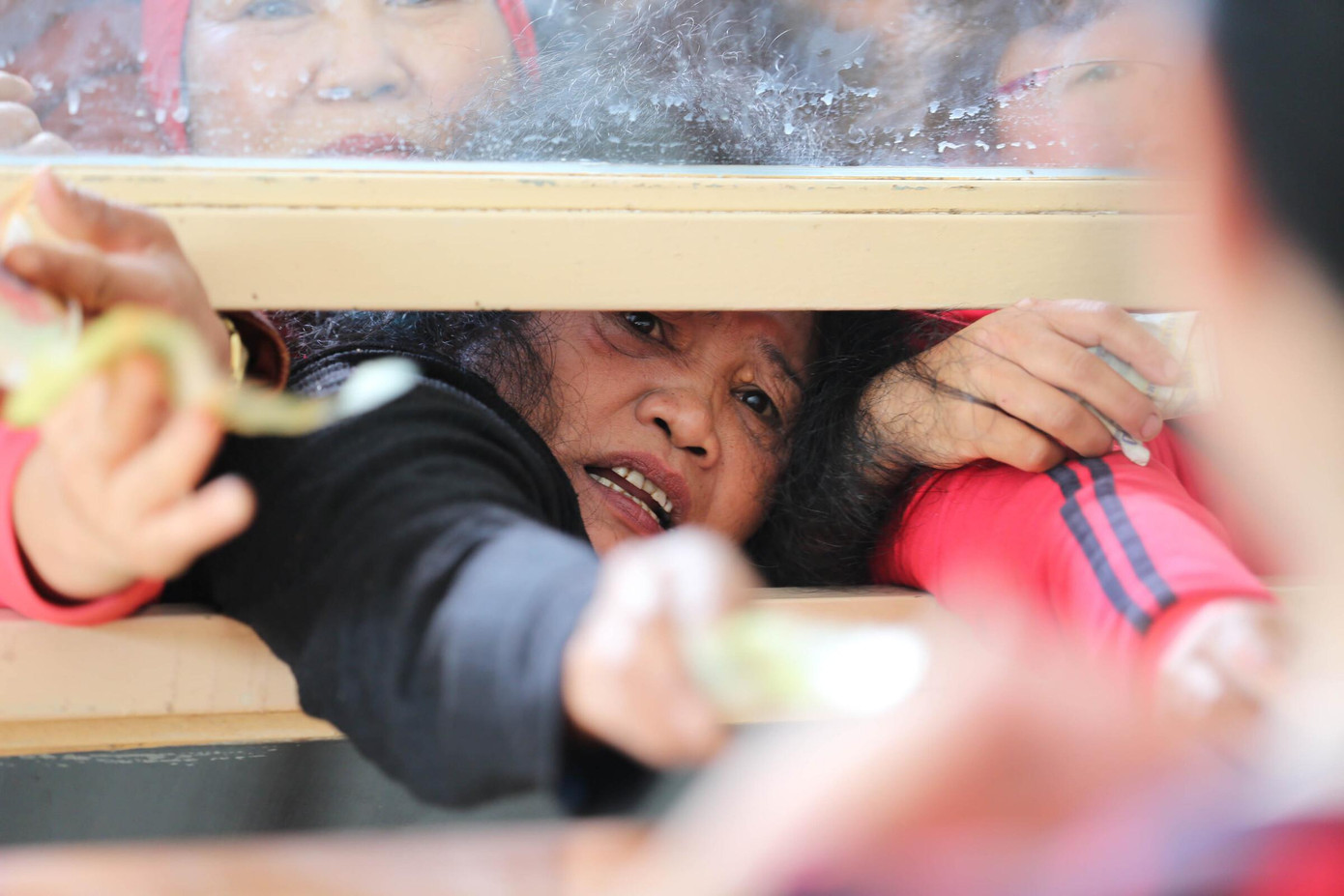 Trong số hàng nghìn người xếp hàng, có nhiều người mua đi mua lại để bán ra chợ đen. Giá vé được dân phe hét gấp 10, 15 lần so với giá gốc.