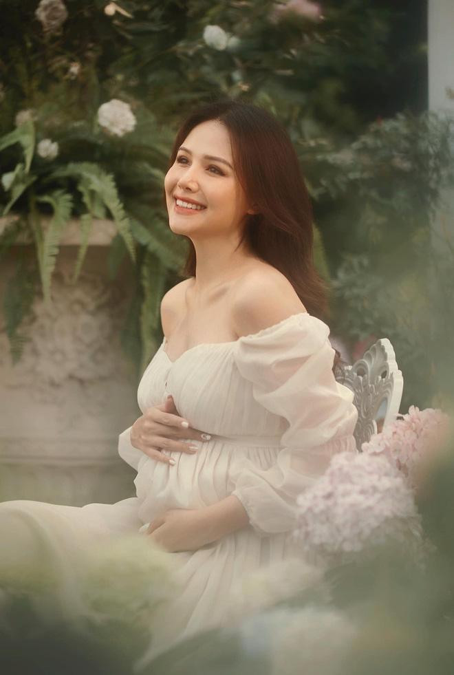 Mọi thông tin về hôn lễ cũng như chú rể đều được giữ kín. Nữ diễn viên 9X cũng rất kín tiếng trong chuyện riêng tư. Cô thường xuyên đăng tải những hình ảnh đi chơi, check-in sang chảnh tại khu nghỉ dưỡng