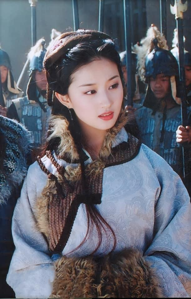 Thời điểm quay Thiên Long Bát Bộ, Lưu Diệc Phi mới chỉ 16 tuổi. Dù là phim cổ trang đầu tay và là gương mặt non nớt trên màn ảnh nhưng cô đã vào vai rất trọn vẹn.