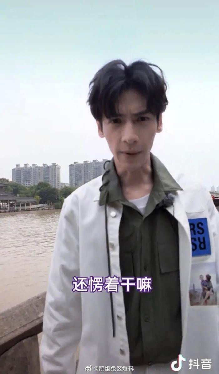 La Vân Hi từng lộ rõ thân hình ốm yếu cách đây 1 năm La Vân Hi từng lộ rõ thân hình ốm yếu cách đây 1 năm