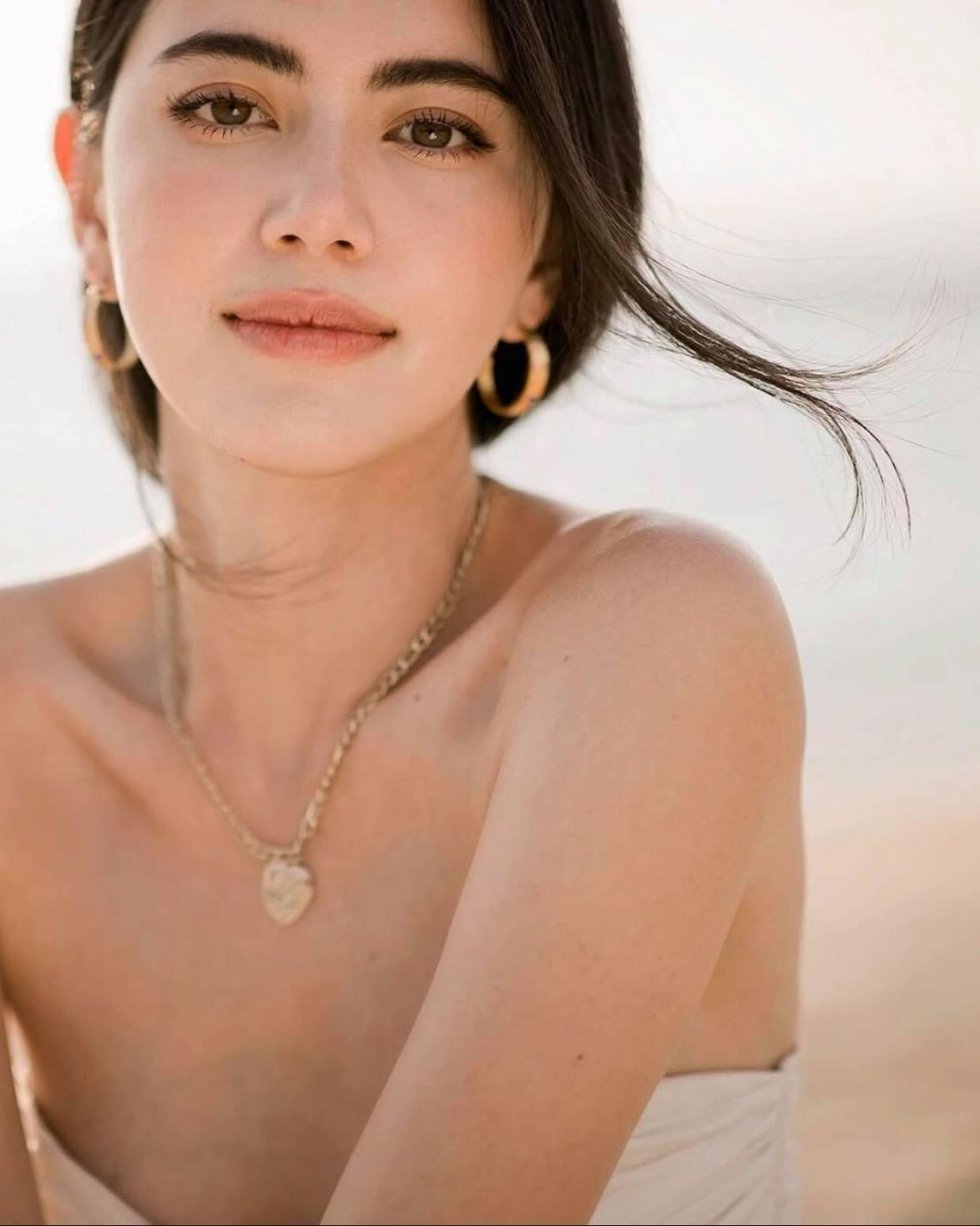 Trước đó, mỹ nhân sinh năm 1992 tăng 1 triệu lượt theo dõi chỉ trong thời gian ngắn. Với thành tích này, cô chính thức vượt đàn chị Aum Patcharapa để trở thành nữ diễn viên có nhiều người theo dõi nhất trên nền tảng mạng xã hội Instagram.