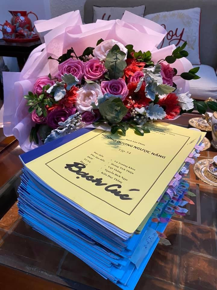 Bên cạnh đó, cô còn đăng tải loạt hình kỷ niệm trong suốt quá trình quay cùng các diễn viên của đoàn phim cùng chồng kịch bản dày cộm cho nhân vật Bạch Cúc.