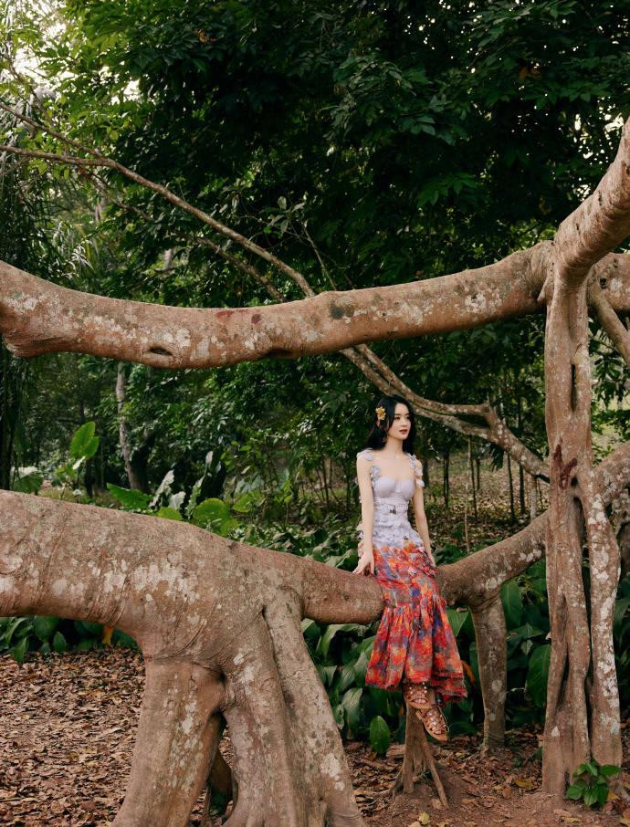 Mỹ nhân 33 tuổi diện bộ đầm đính hoa lá cầu kỳ, y như nàng công chúa bước ra từ trong truyện cổ tích.