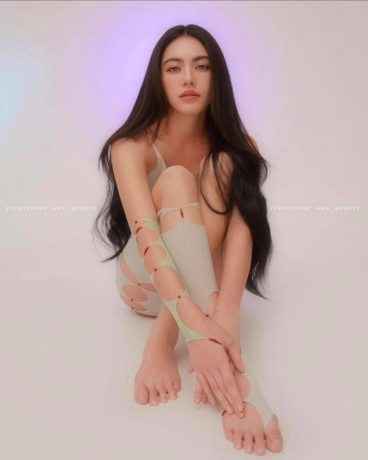 Cộng đồng mạng suýt xoa vóc dáng gợi cảm, nuột nà của mỹ nhân xứ chùa Vàng.