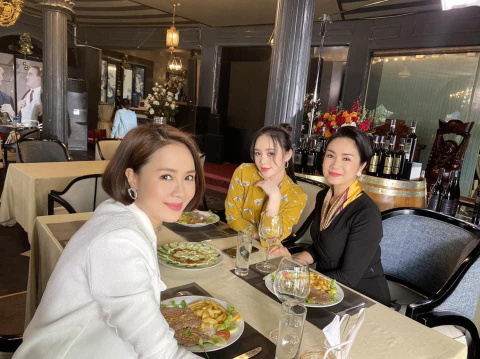 Ba mẹ con nhà họ Cao: Bạch Cúc (NSND Thu Hà), Minh Châu (Hồng Diễm), Minh Ngọc (Quỳnh Kool)