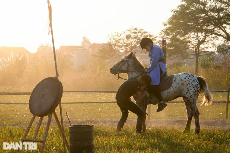 Các thành viên nhỏ tuổi sẽ được hỗ trợ lên ngựa và luôn có người lớn giám sát các hoạt động trên lưng ngựa.