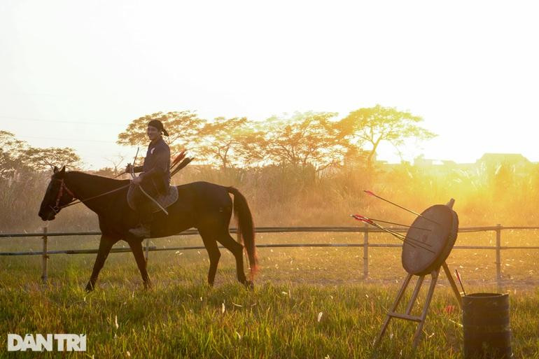 Các thành viên của CLB Ngựa Hà Nội vừa cưỡi ngựa vừa bắn tên vào các tấm bia cố định.