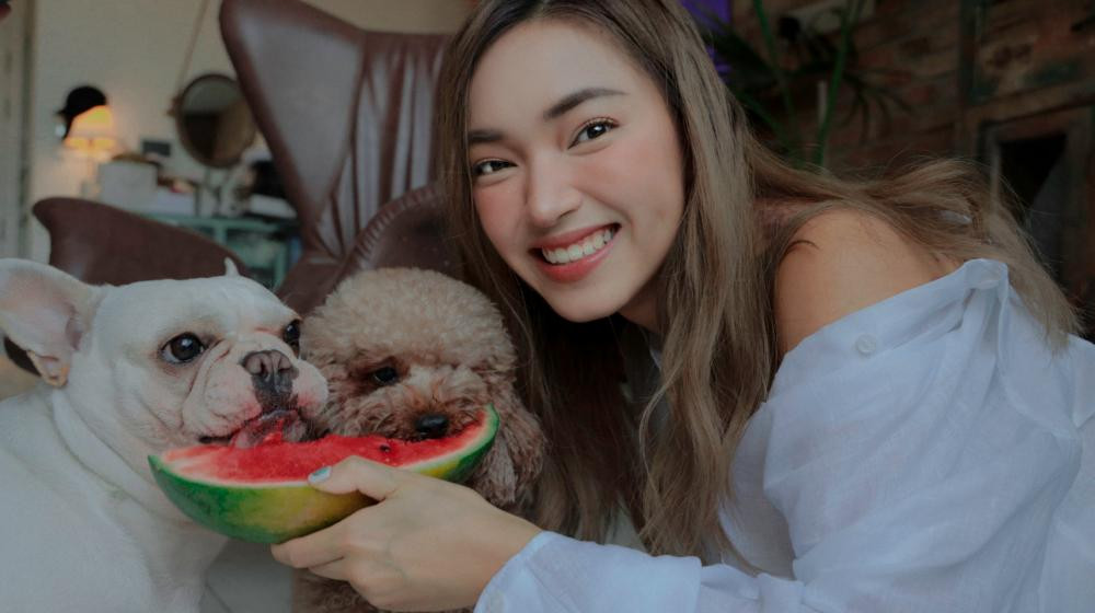 Người mẫu Châu Bùi tích cực truyền tải năng lượng tới khán giả bằng những video nấu ăn, tập thể dục tại nhà hay những bí quyết khi phỏng vấn online, hy vọng sẽ giúp ích cho nhiều bạn trong quá trình xin việc mùa giãn cách này.