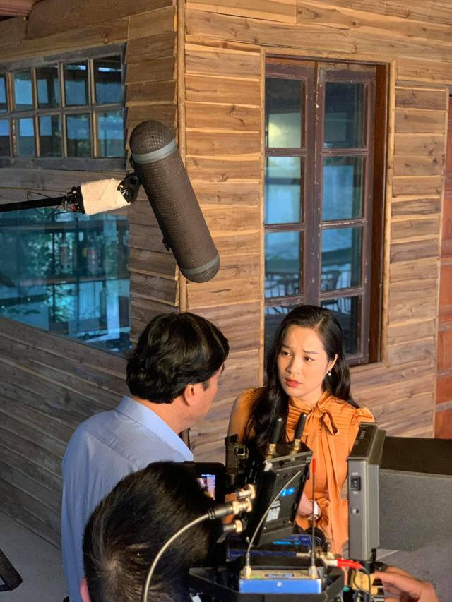 Điều đặc biệt đây là lần Minh Hương tái ngộ NSND Mạnh Cường trên màn ảnh sau 15 năm kể từ &quot;Nhật ký vàng anh&quot;. Bộ sitcom đình đám năm đó, cô vào vai con gái của NSND Mạnh Cường.