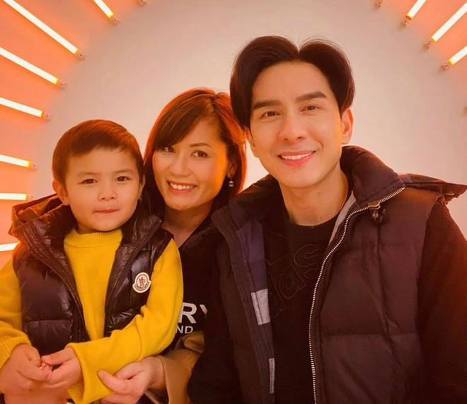 Đan Trường thường xuyên đăng tải hình ảnh cả gia đình hạnh phúc bên nhau lên trang cá nhân.