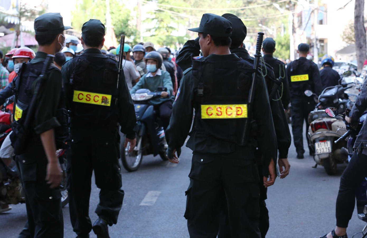 Trước lượng khán giả quá đông, cảnh sát cơ động và công an được chính quyền sở tại điều ra hiện trường, đảm bảo trật tự.