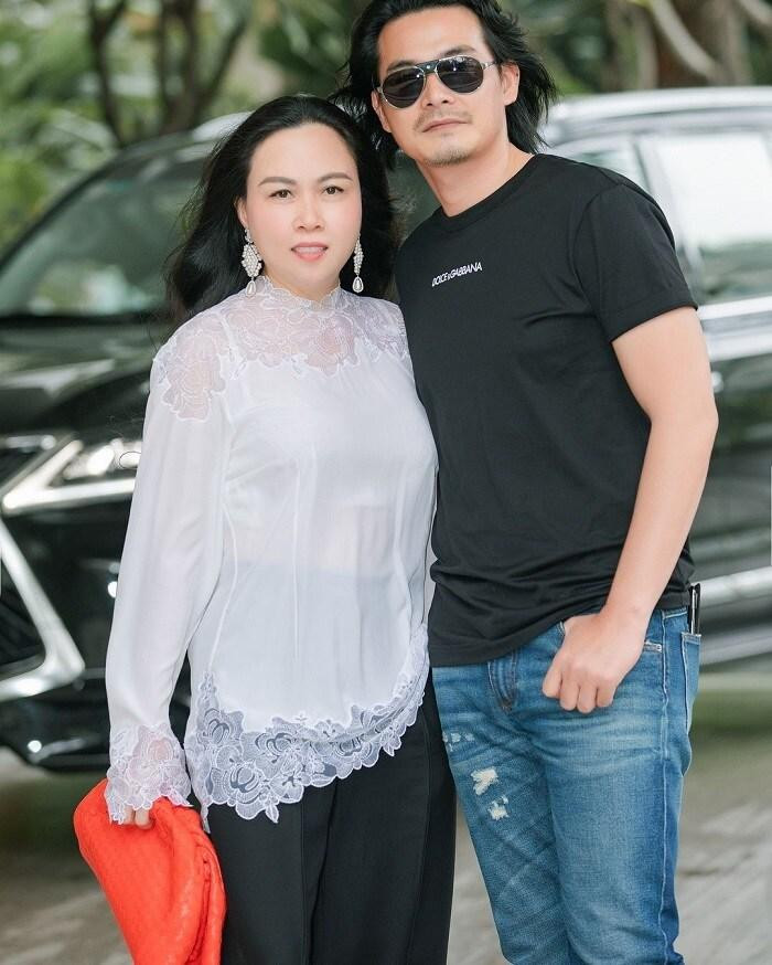 Phượng Chanel mới đây đã xác nhận chia với Quách Ngọc Ngoan sau 6 năm gắn bó. Trong khi nam diễn viên “Người bất tử” giữ thái độ im lặng thì nữ đại gia lại có những động thái gây chú ý trên mạng xã hội.