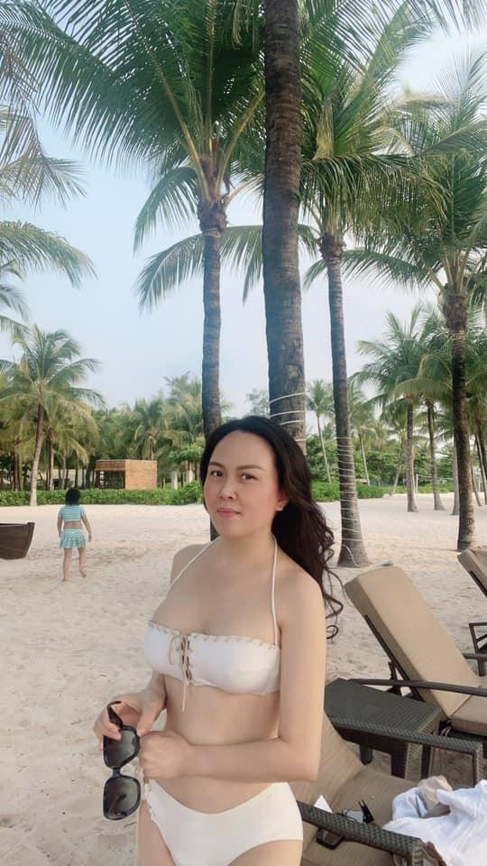 Trên trang Facebook cá nhân của Phượng Chanel ngày 11/4, cô đăng tải loạt ảnh diện bikini nóng bỏng trong chuyến du lịch nghỉ dưỡng tại biển