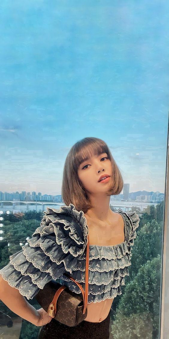 “Bông hồng Thái” ưa thích diện áo croptop để khoe khéo vòng eo thon gọn hút mắt và vóc dáng đỉnh cao.