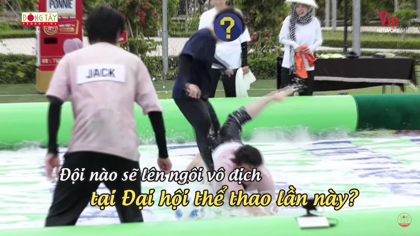 Vị khách mời bí ẩn vẫn là một dấu chấm hỏi khi người này trực tiếp lao tới tấn công Liên Bỉnh Phát khiến cho anh ngã sõng soài trên sân.