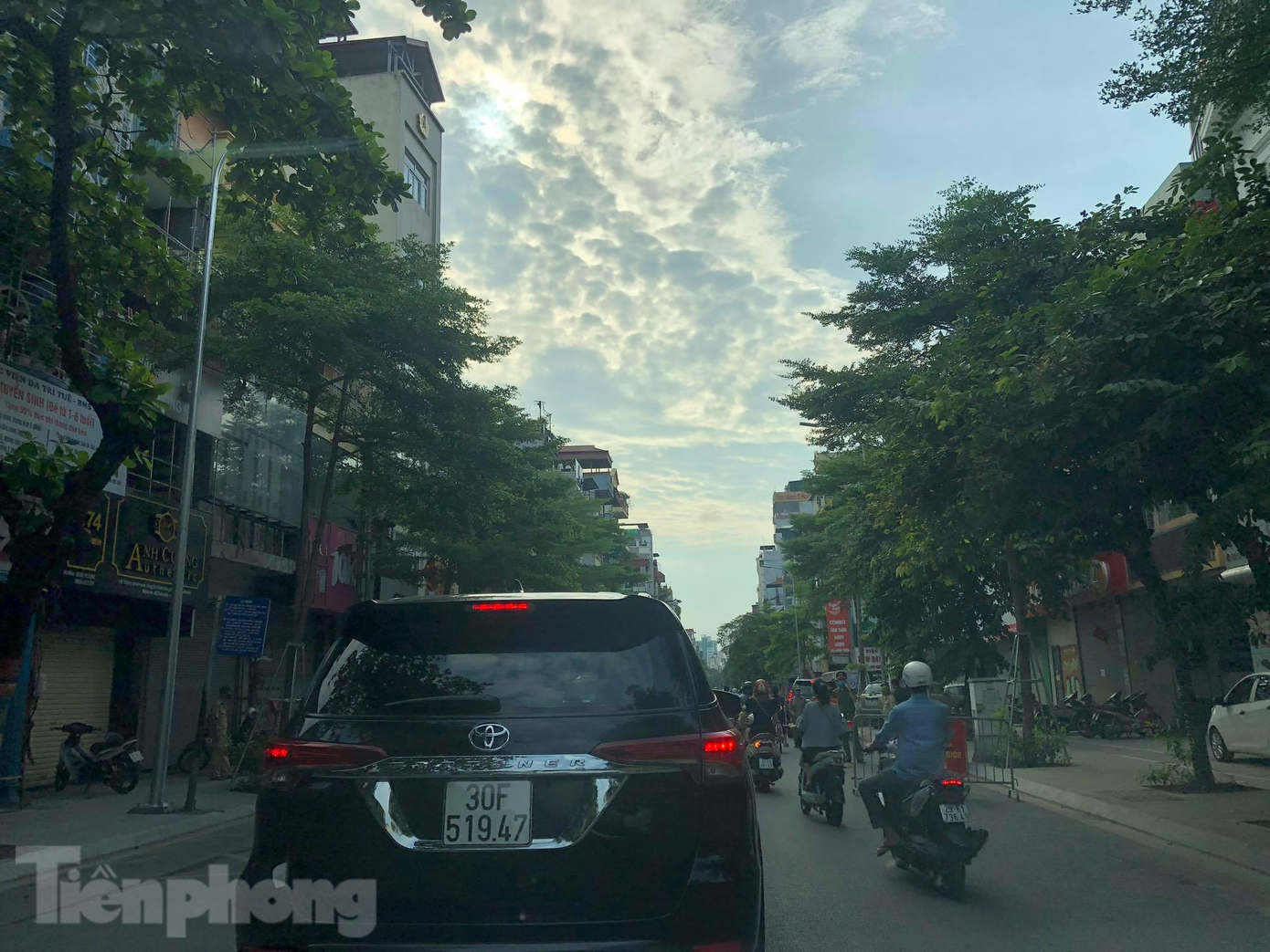 Tuy nhiên, sau gần 1 tuần phố xá vắng vẻ, sáng 2/8 trên nhiều tuyến phố Hà Nội, người và xe lại qua lại tấp nập như chưa có lệnh “giãn cách xã hội”.