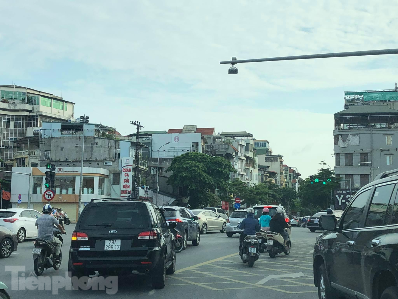 Hà Nội áp dụng giãn cách xã hội toàn thành phố từ 6h ngày 24/7, kéo dài trong 15 ngày với nguyên tắc gia đình cách ly với gia đình; khu phố cách ly với khu phố; thôn bản cách ly với thôn bản; xã, phường cách ly với xã, phường; quận, huyện cách ly với quận, huyện; thành phố cách ly với tỉnh.