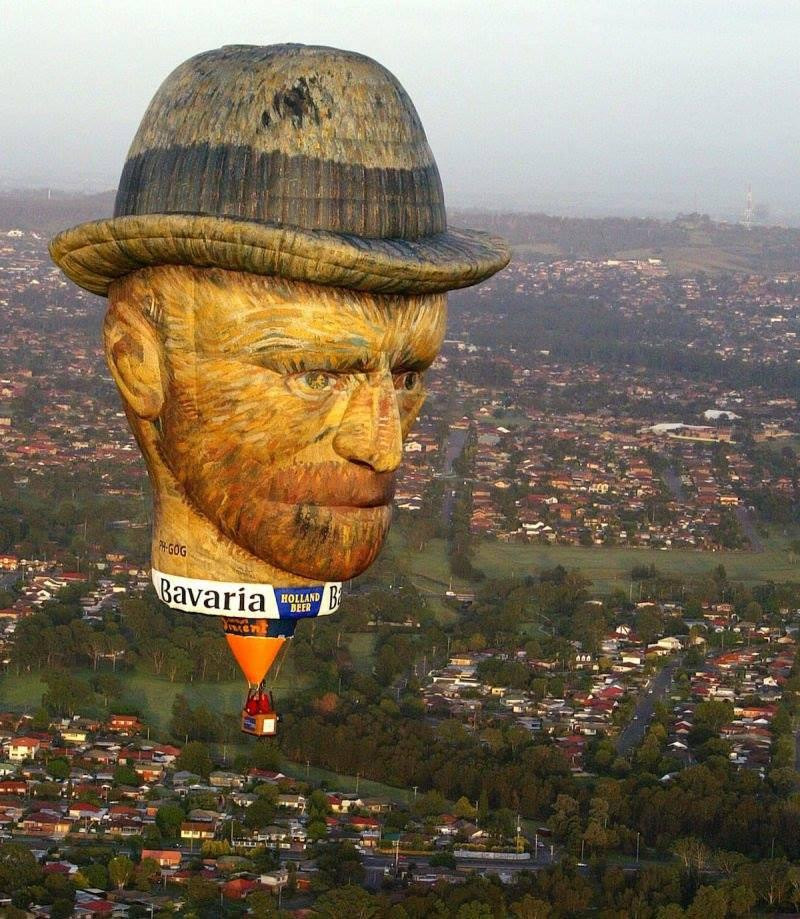 Chiếc khinh khí cầu này được điều khiển bởi Paul Gibbs – người từng giành 5 lần vô địch tại lễ hội khinh khí cầu Canberra (Australia).