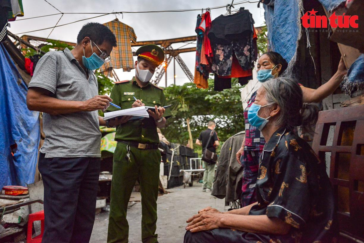Tổ bầu cử động viên mọi người trong xóm Phao nên ở lại nơi cư trú để bỏ phiếu thay vì trở về địa phương để tránh làm ảnh hưởng tới công tác phòng, chống dịch COVID-19. Tổ bầu cử động viên mọi người trong xóm Phao nên ở lại nơi cư trú để bỏ phiếu thay vì trở về địa phương để tránh làm ảnh hưởng tới công tác phòng, chống dịch COVID-19.