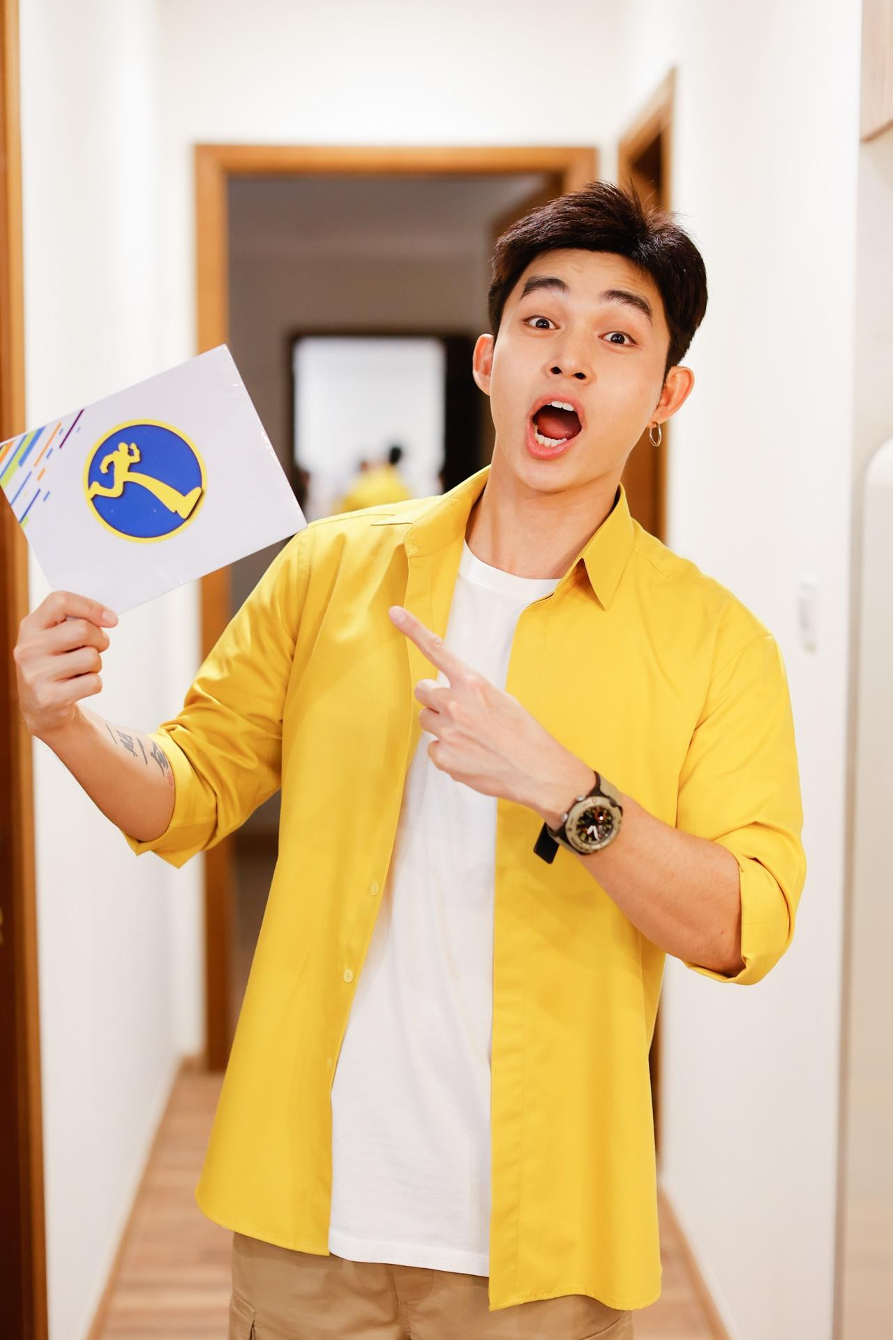 Với quyết tâm “không tin ai ngoài chính bản thân mình” nhưng Jun Phạm lại nảy ra ý định làm thân với Karik. Trước nay, Jun Phạm ấn tượng với sự “cool ngầu” của chàng rapper cùng tuổi nhưng chưa từng có cơ hội gần gũi. Nhân dịp này, Thỏ Trắng sẽ lân la làm quen, lấy lòng tin và cuối cùng là… xé bảng tên của Karik.