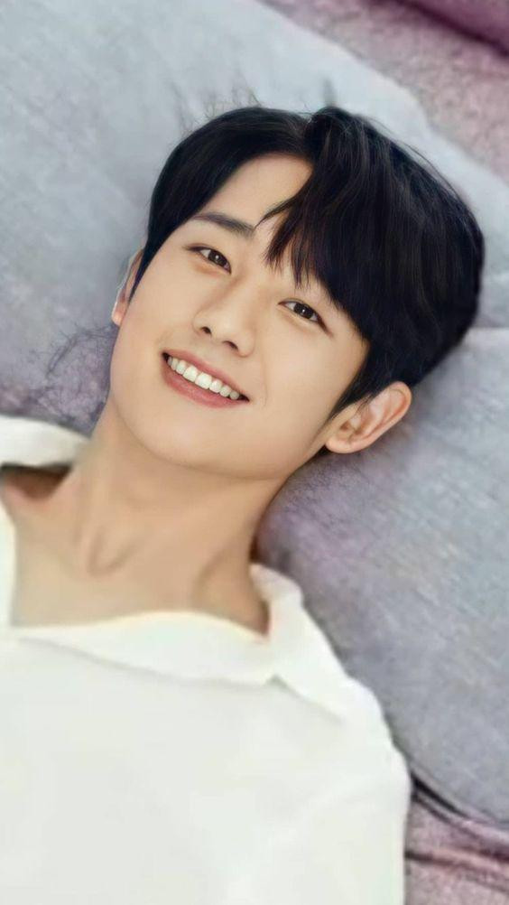Mỹ nam Jung Hae In lọt top 10 với 600 triệu won/1 quảng cáo, thu nhập một năm của anh là 5,6 tỷ won. Hae In hiện là một trong những nam chính được săn đón hàng đầu làng giải trí xứ Hàn. Tên tuổi của anh gắn liền với nhiều bộ phim như: Reply 1988, Khi Nàng Say Giấc, Chị Đẹp Mua Cơm Ngon Cho Tôi,… Mỹ nam Jung Hae In lọt top 10 với 600 triệu won/1 quảng cáo, thu nhập một năm của anh là 5,6 tỷ won. Hae In hiện là một trong những nam chính được săn đón hàng đầu làng giải trí xứ Hàn. Tên tuổi của anh gắn liền với nhiều bộ phim như: Reply 1988, Khi Nàng Say Giấc, Chị Đẹp Mua Cơm Ngon Cho Tôi,…